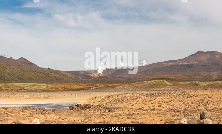 Namafjall è la popolare area geotermica dell'Islanda con un paesaggio unico di piscine fumanti e fangpot Foto Stock