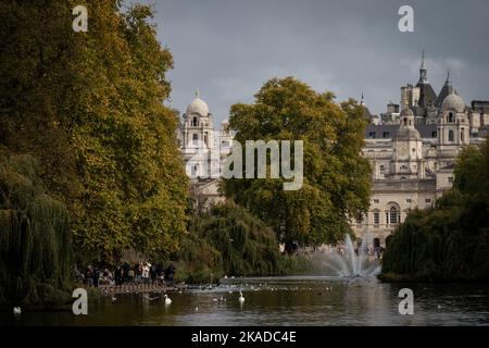 Persone a St James's Park, Londra. Il tempo umido e ventoso batterà parti del Regno Unito come novembre continua il suo inizio blustery. Data immagine: Mercoledì 2 novembre 2022. Foto Stock