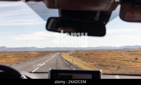 Vista prospettica della circonvallazione islandese dal parabrezza del conducente all'interno dell'auto Foto Stock