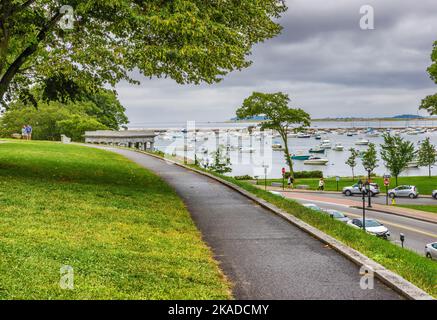 Plymouth, Massachusetts, USA - 12 settembre 2022: . Vista del porto sotto il cielo nuvoloso camminando il sentiero fino a Coles Hill. Foto Stock