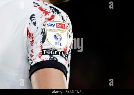 Una vista dettagliata del campionato Sky Bet e del badge EFL su una maglia di un giocatore durante la partita del campionato Sky Bet al MKM Stadium, Kingston upon Hull. Data immagine: Martedì 1 novembre 2022. Foto Stock