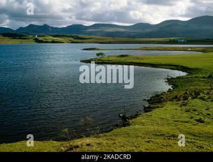 Dun Grianan (Greanan) l'età del ferro si spilla su un sottile promontore (centro), Isola di Skye, Scozia, Regno Unito, guardando verso sud-ovest attraverso Loch Mealt fino al crinale di Trotternish. Foto Stock