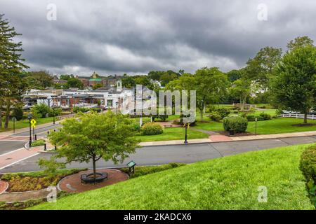 Plymouth, Massachusetts, USA - 12 settembre 2022: . Vista del Brewster Garden dalla cima di Coles Hill sotto il cielo nuvoloso. Foto Stock