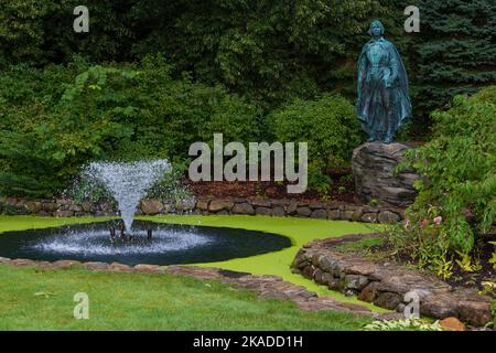 Plymouth, Massachusetts, USA - 12 settembre 2022: . Una statua in bronzo di una Madonna Pellegrina, artista H. H. Kitson., si affaccia su una fontana nel Brester Park. Foto Stock