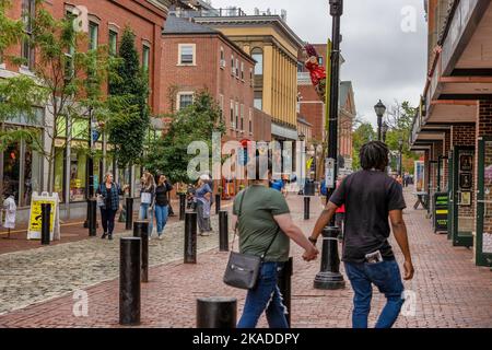 Salem, Massachusetts, USA - 3 settembre 2022: Persone che camminano e fanno shopping lungo una strada pedonale. Foto Stock