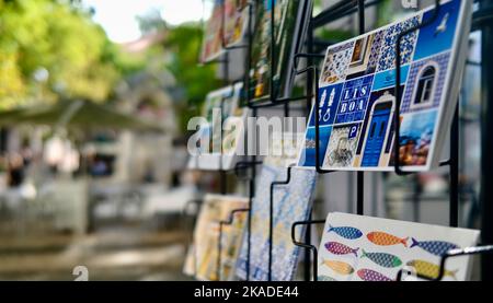 Stand con cartoline, Lisbona, Portogallo Foto Stock