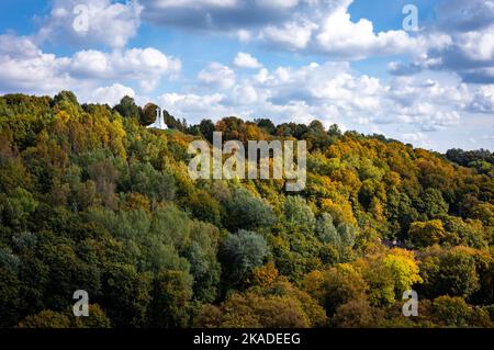 Vilnius, Lituania - 26 settembre 2022: Una vista sulla collina di tre croci memoriale, visto dalla torre Gediminas. Fogliame variopinto della foresta autunnale. Foto Stock