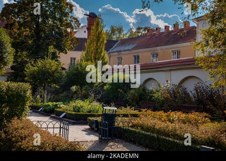Vilnius, Lituania - 26 settembre 2022: Architettura storica nel Giardino Bernardino nel centro storico di Vilnius. Foto Stock
