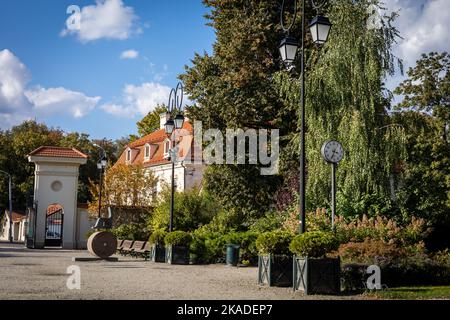 Vilnius, Lituania - 26 settembre 2022: Architettura storica nel Giardino Bernardino nel centro storico di Vilnius. Foto Stock