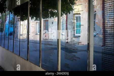 Vilnius, Lituania - 26 settembre 2022: Repubblica Uzupis Costituzione in molte lingue su placche metalliche sul muro nel quartiere artistico Uzupis. Foto Stock