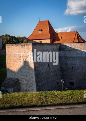 Vilnius, Lituania - 26 settembre 2022: Il Bastione di Vilnius Muro della città nella città vecchia di Vilnius. Foto Stock