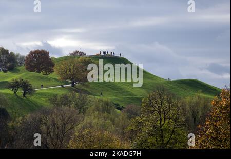 Monaco, Germania. 02nd Nov 2022. Gli escursionisti potranno godersi il tempo autunnale sull'Olympiaberg. Credit: Sven Hoppe/dpa/Alamy Live News Foto Stock