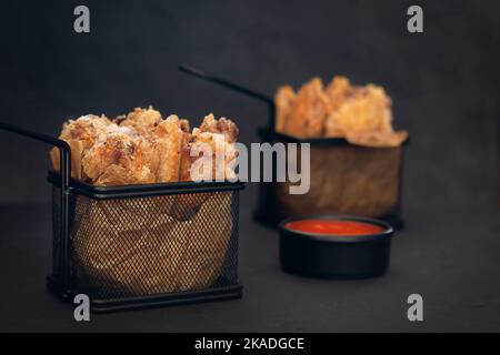Fresche e piccanti ali di bufalo fatte in casa con salsa di pomodoro piccante Foto Stock