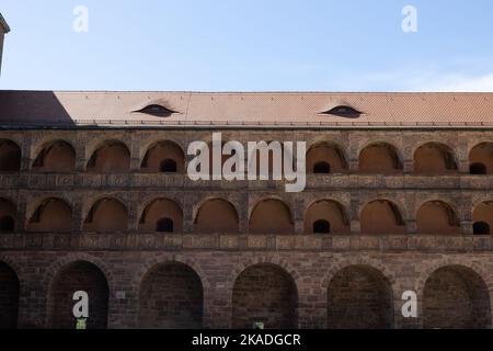 Vista sul bellissimo cortile del castello di Plassenburg vicino a Kulmbach, Baviera, Germania Foto Stock