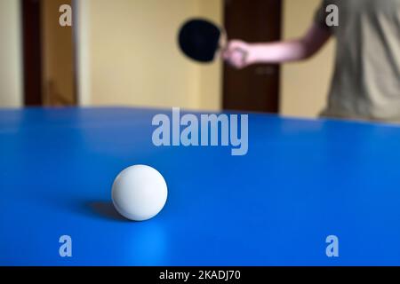 Una palla sullo sfondo dell'adolescente che gioca Ping Pong Foto Stock