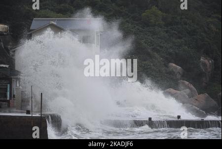 ZHUHAI, 2 novembre 2022 (Xinhua) -- le alte onde si incuneano su un muro di mare a Zhuhai, provincia del Guangdong della Cina meridionale, 2 novembre 2022. Typhoon Nalghe, il tifone 22nd di quest'anno, ha declinato l'intensità dal martedì notte. Alcune zone del Guangdong hanno sperimentato piogge o forti venti a causa della tempesta tropicale il mercoledì. (Xinhua/Deng Hua) Foto Stock