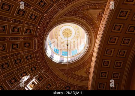 Un'inquadratura dal basso della cupola del centro visitatori del Campidoglio degli Stati Uniti con finestre. Washington, D.C. Foto Stock