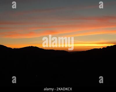 Tramonto in montagna al villaggio Valdecabras, Serrania de Cuenca, Spagna, con sorprendenti forme rocciose, che gli danno un tou magico e misterioso Foto Stock