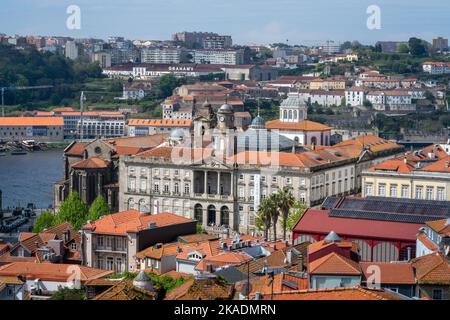 Vista del Palacio da Bolsa e del paesaggio urbano di Porto nelle giornate di sole. Ripresa orizzontale Foto Stock