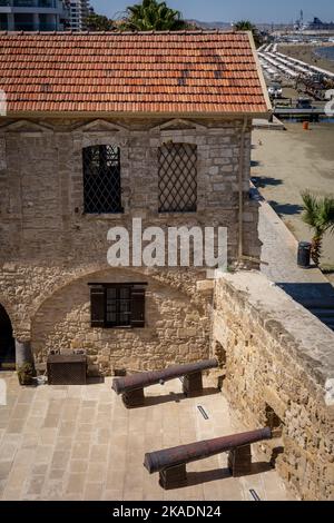 Larnaca, Cipro - 25 giugno 2022: Larnaca fortezza medievale. Vecchi cannoni e fortificazioni, Finikoudes spiaggia in background. Foto Stock