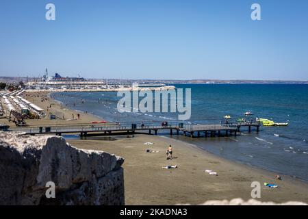 Larnaca, Cipro - 25 giugno 2022: Vista dal forte medievale di Larnaca alla spiaggia di Finikoudes. Foto Stock
