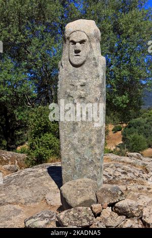 Primo piano di un menhir con un volto umano intagliato nel sito megalitico di Filitosa (Corse-du-Sud) sulle isole della Corsica, Francia Foto Stock