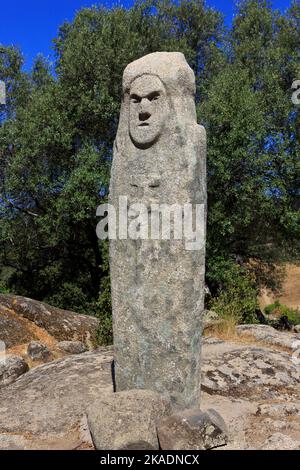 Primo piano di un menhir con un volto umano intagliato nel sito megalitico di Filitosa (Corse-du-Sud) sulle isole della Corsica, Francia Foto Stock