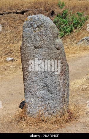 Primo piano di un menhir con un volto umano intagliato nel sito megalitico di Filitosa (Corse-du-Sud) sulle isole della Corsica, Francia Foto Stock