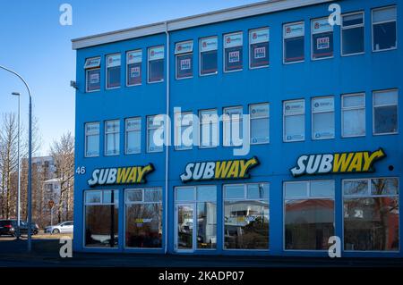 Reykjavik, Islanda - 31 marzo 2022: Edificio blu del ristorante fast food della metropolitana al centro commerciale Skeifan. Foto Stock