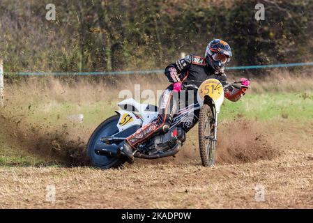 Luke Clifton corre in gara motociclistica grassrack. Evento Donut Meeting organizzato da Southend & District Motorcycle Club, Regno Unito. In curva nella classe 500cc Foto Stock