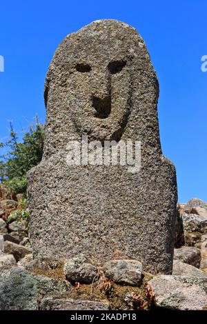 Primo piano di un menhir con un volto umano intagliato nel sito megalitico di Filitosa (Corse-du-Sud) sulle isole della Corsica, Francia Foto Stock