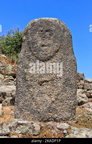 Primo piano di un menhir con un volto umano intagliato nel sito megalitico di Filitosa (Corse-du-Sud) sulle isole della Corsica, Francia Foto Stock