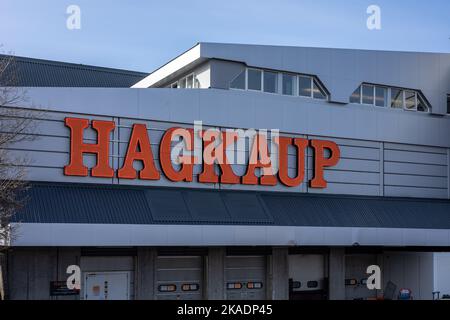 Reykjavik, Islanda - 31 marzo 2022: Logo rosso del supermercato islandese Hagkaup sulla facciata dell'edificio. Foto Stock