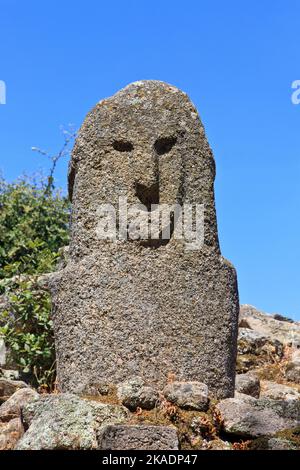 Primo piano di un menhir con un volto umano intagliato nel sito megalitico di Filitosa (Corse-du-Sud) sulle isole della Corsica, Francia Foto Stock