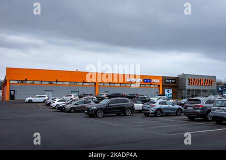 Reykjavik, Islanda - 31 marzo 2022: Negozio alimentare islandese Hagkaup con parcheggio al centro commerciale Skeifan. Foto Stock