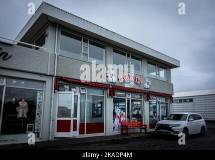 Reykjavik, Islanda - 31 marzo 2022: Davanti alla gelateria Isbudin presso il centro commerciale Skeifan. Cielo grigio, tempestoso. Foto Stock