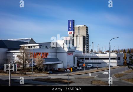 Reykjavik, Islanda - 31 marzo 2022: Vista dell'edificio del centro commerciale di Kringlan, con i loghi Hagkaup, H&M e Lindex visibili. Foto Stock