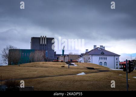 Reykjavik, Islanda - 31 marzo 2022: Vista laterale della Casa delle Collezioni (Safnahusid), Teatro Nazionale d'Islanda e Ingolfur Arnarson monumento. Foto Stock