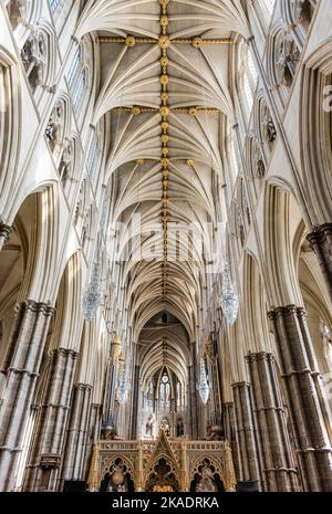 LONDRA - 16 APRILE 2022: Vista interna dell'Abbazia di Westminster, simbolo iconico di Londra, Inghilterra, Regno Unito. E' uno degli edifici religiosi piu' notevoli del Regno Unito Foto Stock