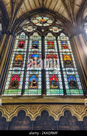 LONDRA - 16 APRILE 2022: Vetrate all'interno dell'Abbazia di Westminster, Londra, Inghilterra, Regno Unito. L'Abbazia è stata il luogo tradizionale dell'incoronazione A. Foto Stock