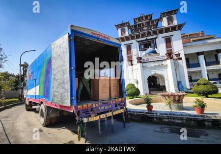 Kathmandu, Bagmati, Nepal. 2nd Nov 2022. Un camion che trasporta le scatole di scrutinio ed i materiali per le elezioni imminenti si muovono verso i distretti differenti dai locali della commissione elettorale a Kathmandu, Nepal il 2 novembre 2022. Le elezioni della Camera dei rappresentanti e dell'Assemblea Provinciale sono previste il 20 novembre 2022. (Credit Image: © Sunil Sharma/ZUMA Press Wire) Foto Stock