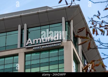 Firma sulla sede del gruppo Amundi, società francese di asset management, Parigi, Francia Foto Stock