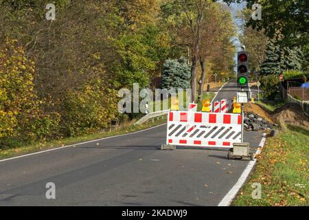 Un semaforo in un cantiere edile diventa verde Foto Stock