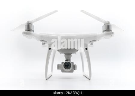 Bangkok, Thailandia – 26 Mar 2022, White Phantom 4 pro è un drone dotato di 4 eliche, 2 meccanismi di atterraggio e 1 telecamera posizionata sotto il drone Foto Stock