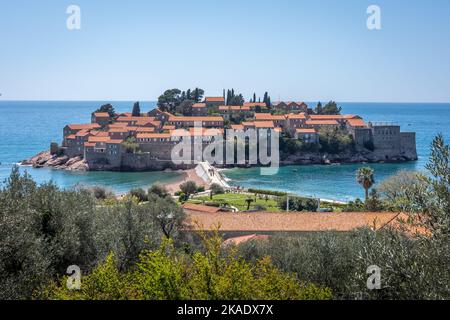 Sveti Stefan, Montenegro - 28 aprile 2022: Una vista sulla città medievale di Sveti Stefan su una piccola isola rocciosa. Acque blu del mare Adriatico. Foto Stock