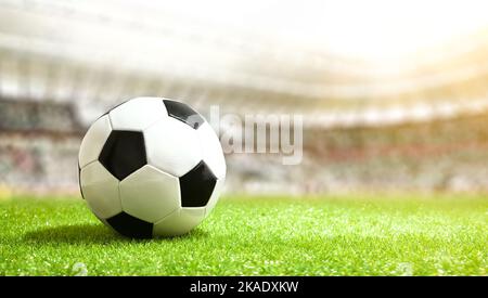 Particolare di una palla da calcio sull'erba in uno stadio da calcio. Vista frontale. Foto Stock