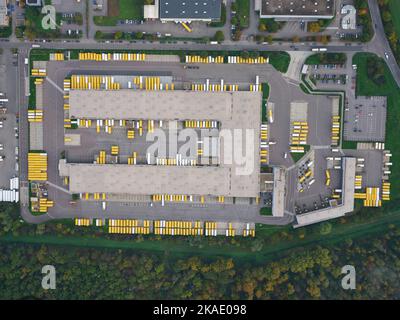 VISTA DALL'ALTO VERTICALE. Centro di distribuzione del servizio postale tedesco (Deutsche Post AG) nella città di Bruchsal. Baden-Württemberg, Germania. Foto Stock