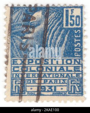 FRANCIA - 1930: Un francobollo blu profondo da 1,50 franchi raffigurante Fachi Woman. L'esposizione coloniale di Parigi (o 'esposizione coloniale internazionale', esposizione coloniale internazionale) è stata un'esposizione coloniale di sei mesi tenutasi a Parigi, in Francia, nel 1931, che tentò di mostrare le diverse culture e le immense risorse dei possedimenti coloniali francesi. Fachi è un'oasi circondata dal deserto del Tenere e dalle dune dell'Erg di Bilma nel Niger orientale, situata sul bordo occidentale del piccolo affioramento della montagna di Agram Foto Stock