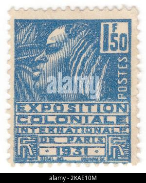 FRANCIA - 1930: Un francobollo blu profondo da 1,50 franchi raffigurante Fachi Woman. L'esposizione coloniale di Parigi (o 'esposizione coloniale internazionale', esposizione coloniale internazionale) è stata un'esposizione coloniale di sei mesi tenutasi a Parigi, in Francia, nel 1931, che tentò di mostrare le diverse culture e le immense risorse dei possedimenti coloniali francesi. Fachi è un'oasi circondata dal deserto del Tenere e dalle dune dell'Erg di Bilma nel Niger orientale, situata sul bordo occidentale del piccolo affioramento della montagna di Agram Foto Stock