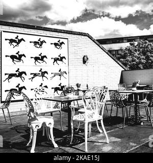 Epsom Surrey, Londra, Regno Unito, tavolo vuoto e sedie posti a sedere su Un caffè o Terrazza Ristorante senza persone Foto Stock